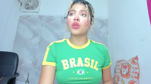 sofiacastillo01 online show from May 2026 01:32:02 PM