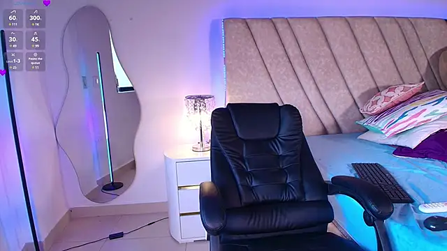 Snapshot of LeahPrada_ chatting on December 2024 09:19:01 PM LeahPrada online show from December 2024 09:19:01 PM