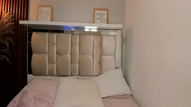 Snapshot of ANTONELLA__ROUSE_ chatting on January 2025 11:43:02 PM ANTONELLA ROUSE online show from January 2025 11:43:02 PM