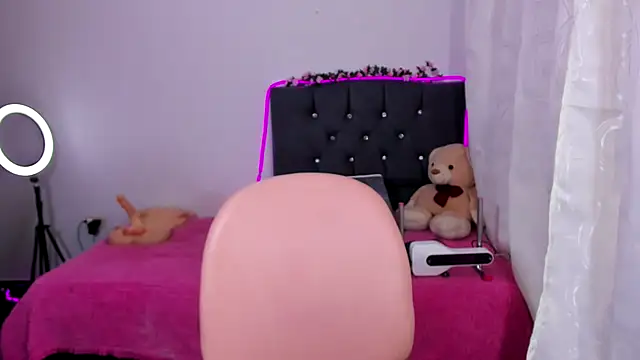 Snapshot of CataleyaHot_132 chatting on November 2025 04:34:01 AM CataleyaHot 132 online show from November 2025 04:34:01 AM