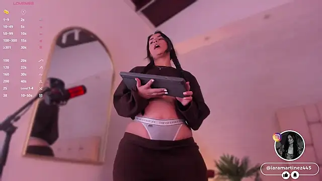 Snapshot of iara_martinez chatting on December 2024 12:50:02 PM iara martinez online show from December 2024 12:50:02 PM