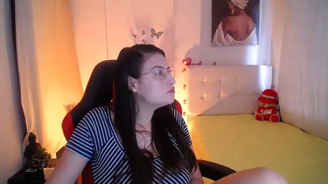 esmeraldaa230 online show from March 2025 04:45:02 PM