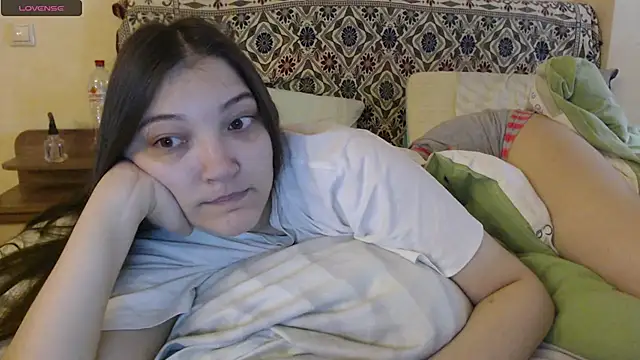 Snapshot of AlisaDevis chatting on November 2025 12:07:01 PM AlisaDevis online show from November 2025 12:07:01 PM