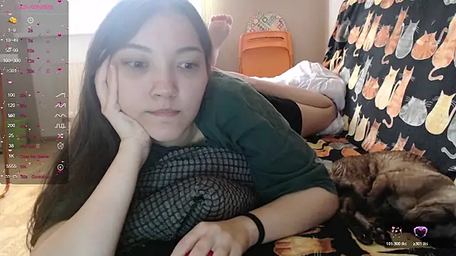 Snapshot of AlisaDevis chatting on November 2025 08:11:02 AM AlisaDevis online show from November 2025 08:11:02 AM