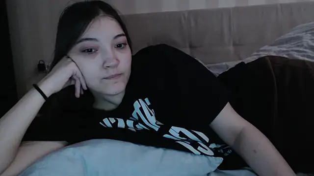 Snapshot of AlisaDevis chatting on December 2025 07:03:02 AM AlisaDevis online show from December 2025 07:03:02 AM