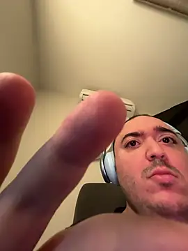 Snapshot of Daz012d chatting on April 2026 05:35:02 AM Daz012d online show from April 2026 05:35:02 AM