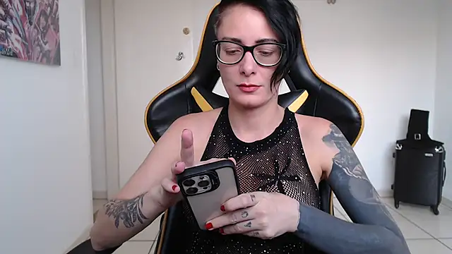 CrisBathoryxxx online show from December 2024 09:01:01 PM