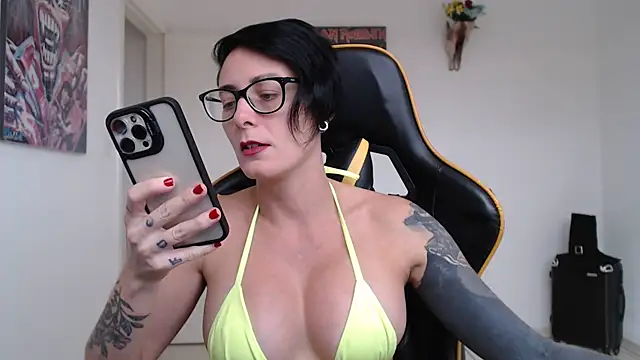 CrisBathoryxxx online show from December 2024 07:52:02 PM