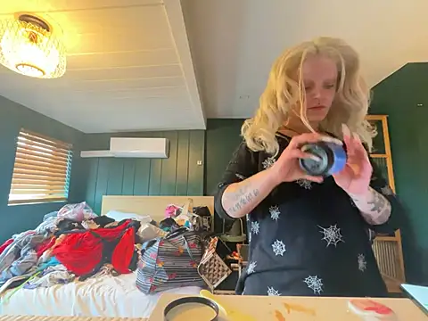 Snapshot of tatted-bitty chatting on February 2025 06:16:01 PM tatted-bitty online show from February 2025 06:16:01 PM