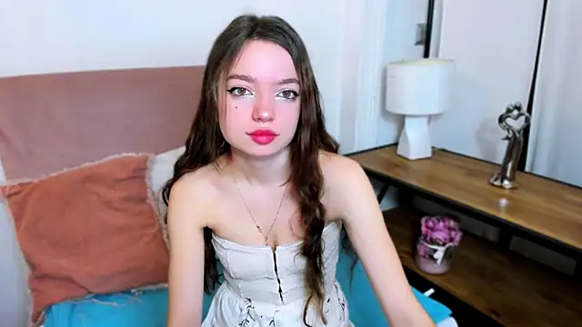 Snapshot of GraceLips chatting on December 2024 06:37:02 AM GraceLips online show from December 2024 06:37:02 AM