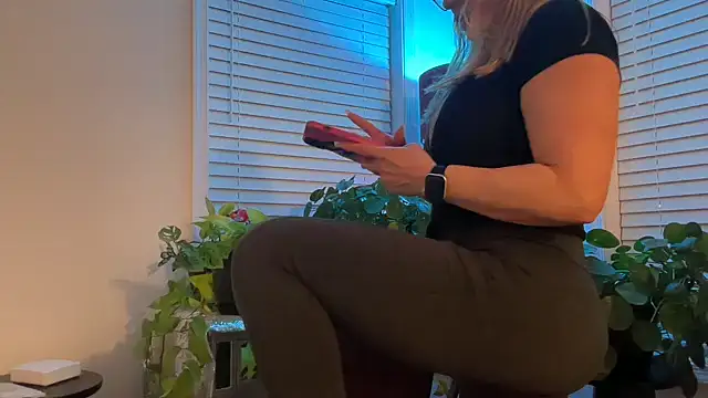 Snapshot of Milf_Goddess chatting on December 2025 08:09:02 AM Milf Goddess online show from December 2025 08:09:02 AM