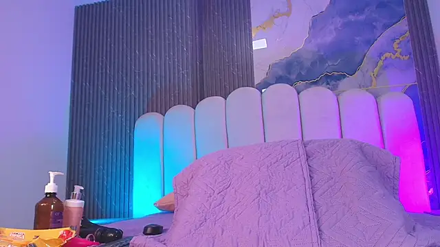 hot dione online show from December 2025 07:11:02 PM