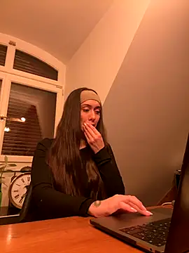 emiliasommer online show from October 2025 08:07:02 PM