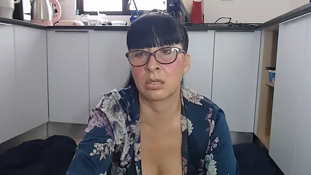 HellenLatin online show from May 2026 07:10:02 PM
