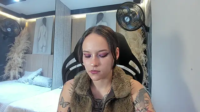 AnnyThompson  online show from March 2026 10:53:01 PM