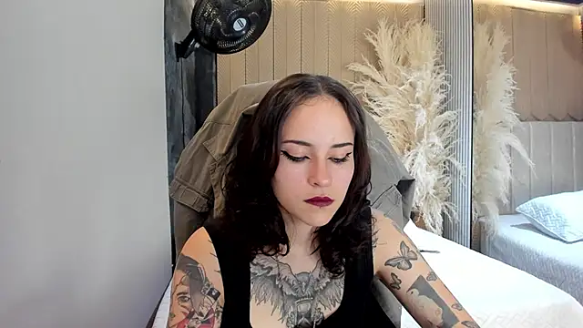 AnnyThompson  online show from April 2026 10:43:02 PM