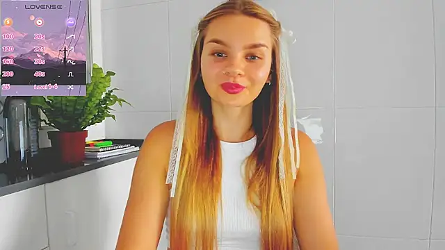 Snapshot of Molly_sweetie chatting on July 2026 06:32:01 PM Molly sweetie online show from July 2026 06:32:01 PM