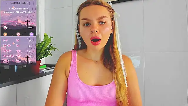 Snapshot of Molly_sweetie chatting on July 2026 06:37:02 AM Molly sweetie online show from July 2026 06:37:02 AM