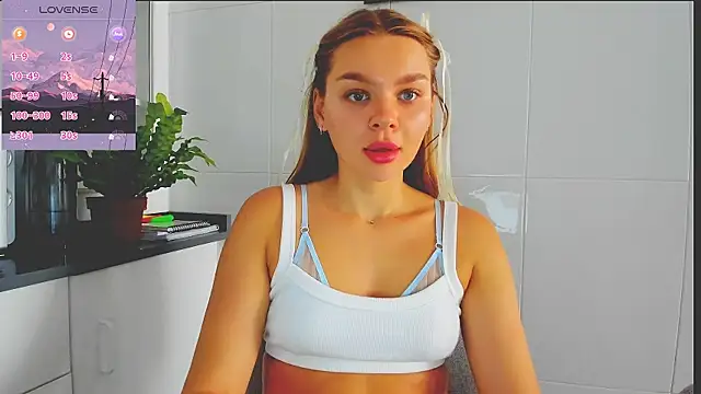 Snapshot of Molly_sweetie chatting on July 2026 06:29:01 AM Molly sweetie online show from July 2026 06:29:01 AM