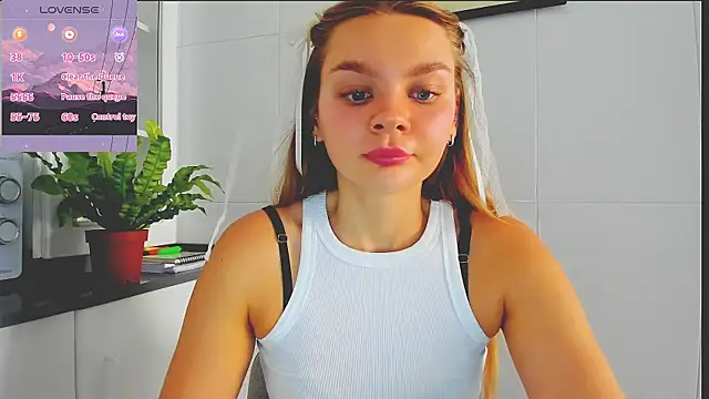 Snapshot of Molly_sweetie chatting on July 2026 06:41:02 AM Molly sweetie online show from July 2026 06:41:02 AM