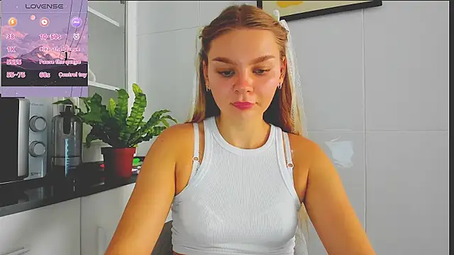 Snapshot of Molly_sweetie chatting on July 2026 06:42:01 AM Molly sweetie online show from July 2026 06:42:01 AM