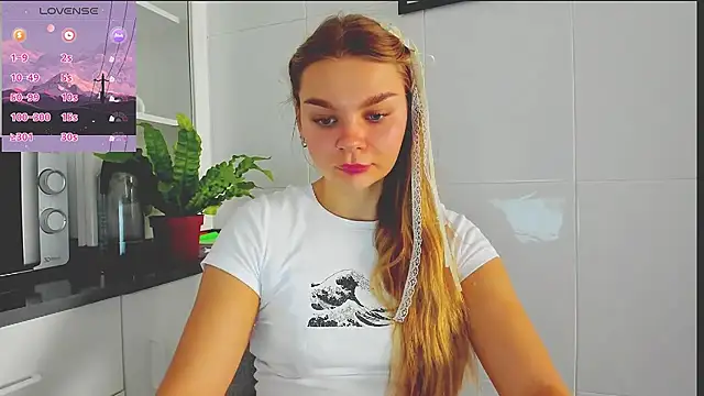 Snapshot of Molly_sweetie chatting on July 2026 06:38:02 AM Molly sweetie online show from July 2026 06:38:02 AM