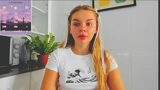 Snapshot of Molly_sweetie chatting on July 2026 06:27:02 AM Molly sweetie online show from July 2026 06:27:02 AM