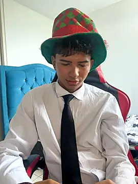 Snapshot of Leonarrrd_01 chatting on December 2025 07:32:01 PM Leonarrrd 01 online show from December 2025 07:32:01 PM