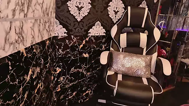 Snapshot of Luiza_Hammer chatting on February 2025 03:05:01 PM Luiza Hammer online show from February 2025 03:05:01 PM