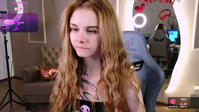 Snapshot of Britney_Lynch chatting on February 2025 08:33:02 PM Britney Lynch online show from February 2025 08:33:02 PM