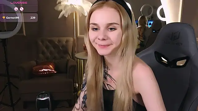 Snapshot of Britney_Lynch chatting on February 2025 01:00:02 AM Britney Lynch online show from February 2025 01:00:02 AM