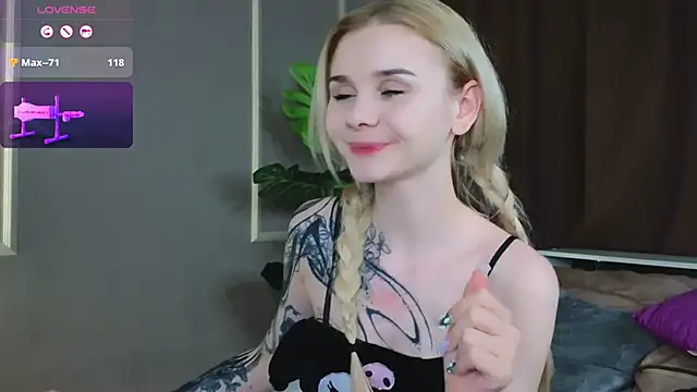 Snapshot of Britney_Lynch chatting on February 2025 12:21:02 AM Britney Lynch online show from February 2025 12:21:02 AM