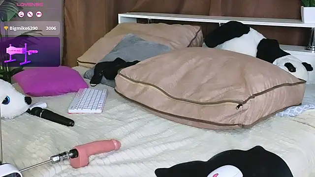 Snapshot of Britney_Lynch chatting on February 2025 03:25:01 AM Britney Lynch online show from February 2025 03:25:01 AM