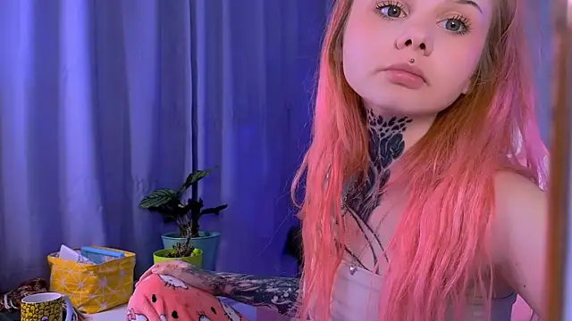 Snapshot of Britney_Lynch chatting on September 2025 09:20:02 PM Britney Lynch online show from September 2025 09:20:02 PM