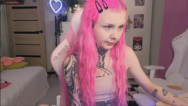 Snapshot of Britney_Lynch chatting on October 2025 12:01:02 AM Britney Lynch online show from October 2025 12:01:02 AM