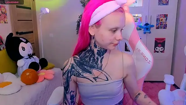 Snapshot of Britney_Lynch chatting on October 2025 03:25:01 PM Britney Lynch online show from October 2025 03:25:01 PM