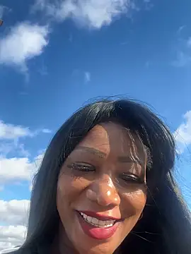 Snapshot of SUUKAM chatting on December 2024 04:31:01 PM SUUKAM online show from December 2024 04:31:01 PM