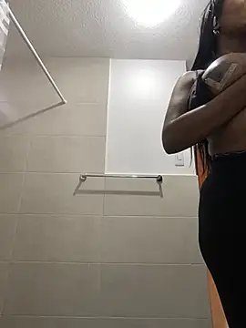 Snapshot of SUUKAM chatting on February 2025 11:01:02 PM SUUKAM online show from February 2025 11:01:02 PM