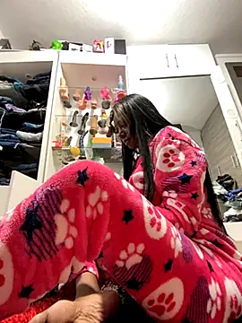 Snapshot of SUUKAM chatting on October 2025 01:20:01 PM SUUKAM online show from October 2025 01:20:01 PM