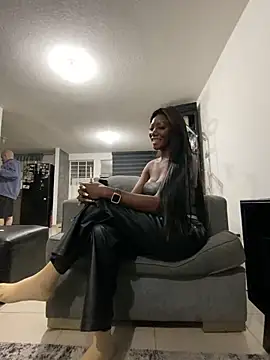 Snapshot of SUUKAM chatting on December 2025 01:11:02 AM SUUKAM online show from December 2025 01:11:02 AM