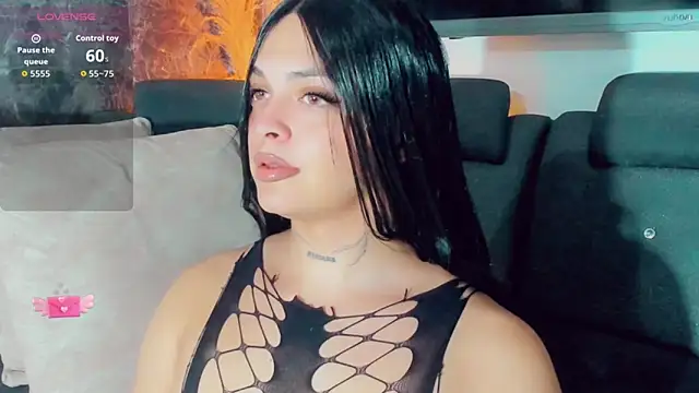 Emmaa Saenz  online show from May 2026 10:40:01 PM