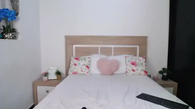 Snapshot of AylinRoss chatting on October 2025 06:21:01 PM AylinRoss online show from October 2025 06:21:01 PM