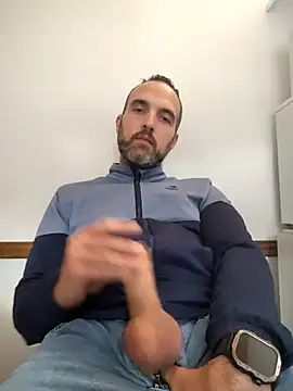 leon3875 online show from December 2025 03:30:02 PM