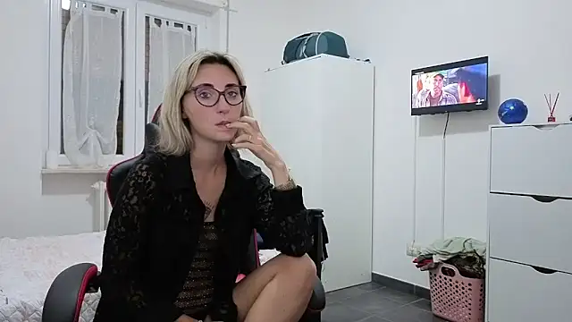 Snapshot of sexy_blondie92 chatting on October 2025 09:43:02 PM sexy blondie92 online show from October 2025 09:43:02 PM