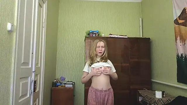 Snapshot of Riley_Roo chatting on December 2024 05:55:01 PM Riley Roo online show from December 2024 05:55:01 PM