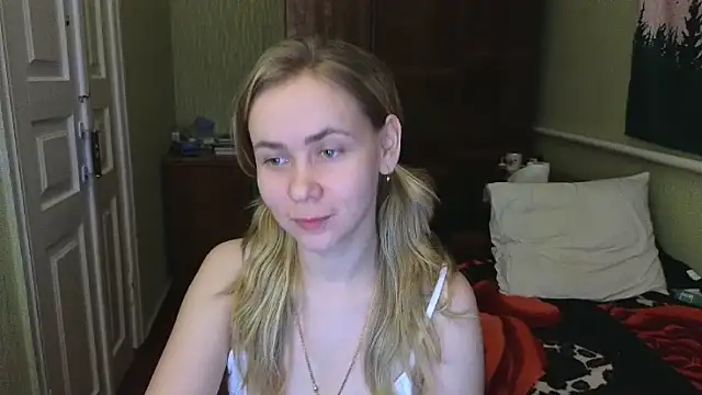 Snapshot of Riley_Roo chatting on December 2024 09:56:02 PM Riley Roo online show from December 2024 09:56:02 PM