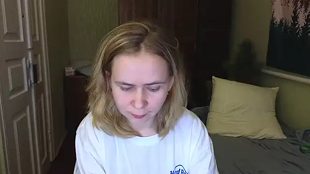 Snapshot of Riley_Roo chatting on December 2024 03:31:01 PM Riley Roo online show from December 2024 03:31:01 PM