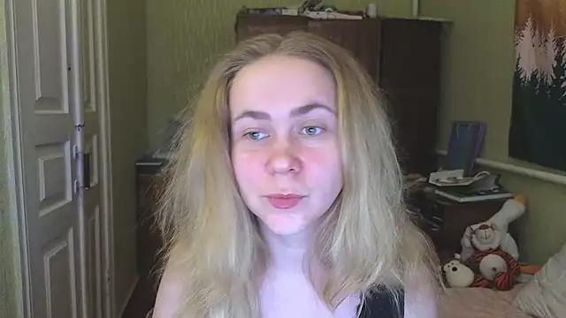 Snapshot of Riley_Roo chatting on March 2025 06:32:01 PM Riley Roo online show from March 2025 06:32:01 PM