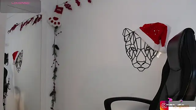 Snapshot of Violet-Queen chatting on December 2024 07:10:01 PM Violet-Queen online show from December 2024 07:10:01 PM