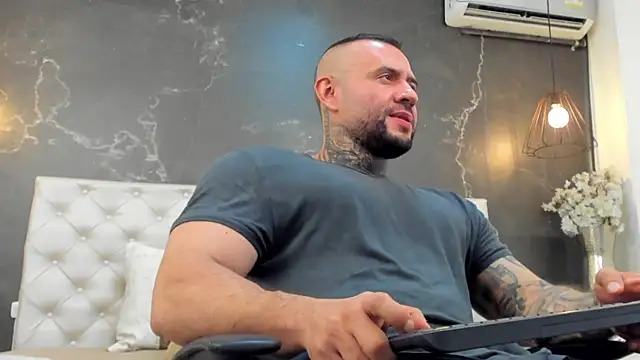 Snapshot of BruceDallas chatting on December 2024 12:09:01 AM BruceDallas online show from December 2024 12:09:01 AM